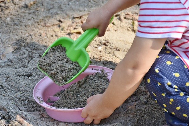 Niño jugando en la arena de la playa