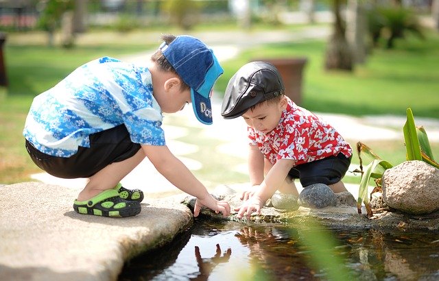 Niños jugando con agua en el jardín
