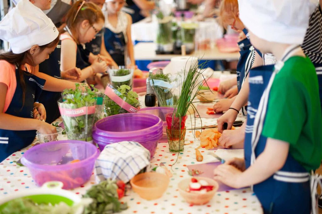 Niños cocinando