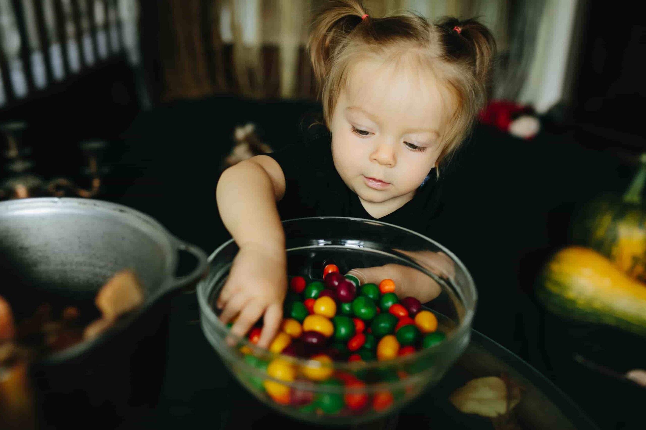 Niña jugando con un bol
