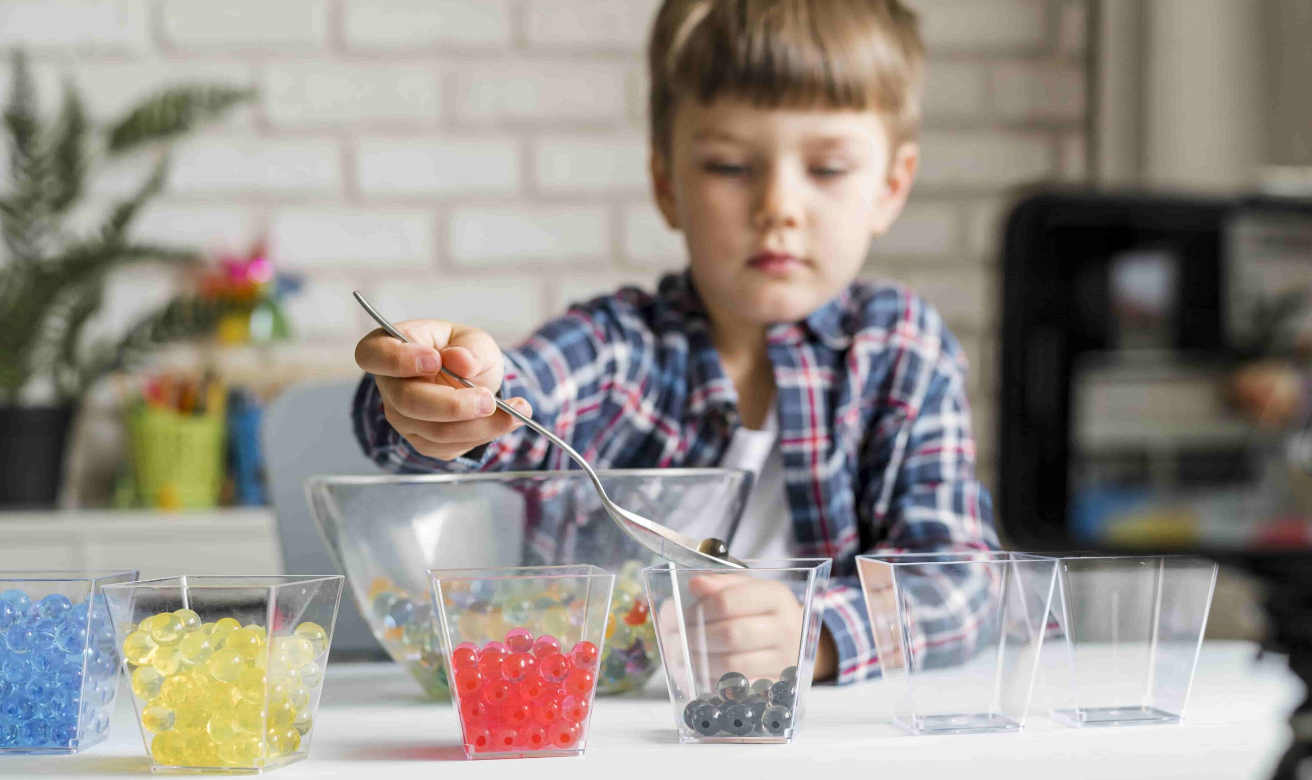 Niño jugando con bolas de hidrogel